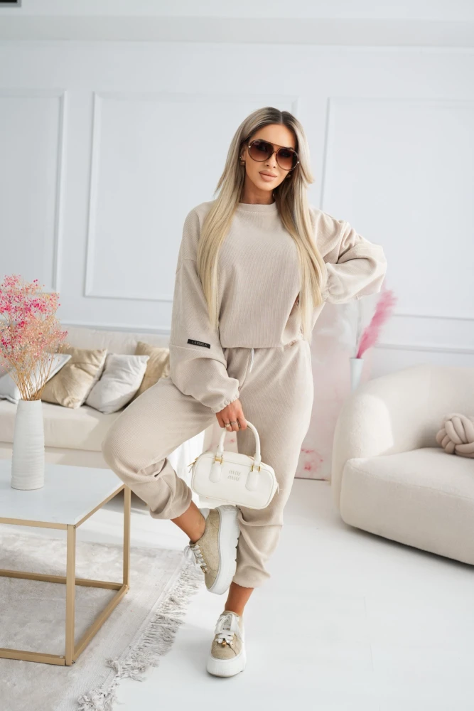 KOMPLET Z PRĄŻKOWANEGO MATERIAŁU BLUZA ZE ŚCIĄGACZEM + SPODNIE BEŻOWY