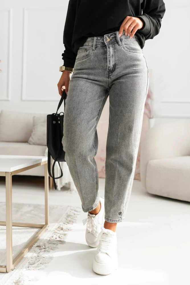 SPODNIE JEANSOWE W KANT Z HAFTOWANYM SERDUSZKIEM NA DOLE NOGAWKI GRAFITOWY JEANS