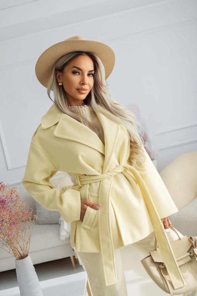 KRÓTKI PŁASZCZ Z KOŁNIERZEM WIĄZANY W TALII ŻÓŁTY